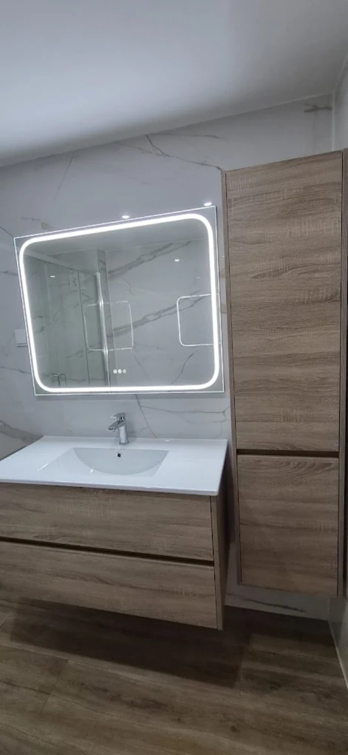 Móvel de casa de banho em madeira com espelho LED